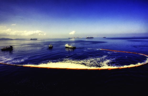 Oil spill recovery in the sea