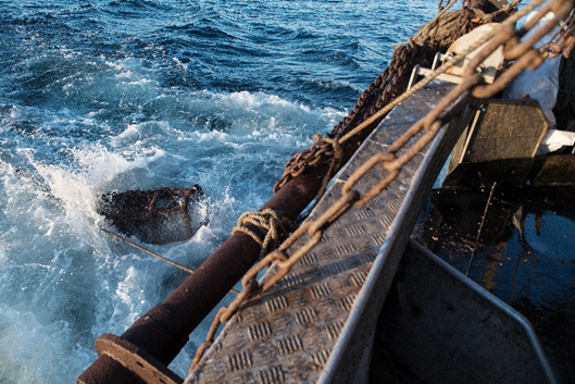 Pot dropped off side of vessel into sea